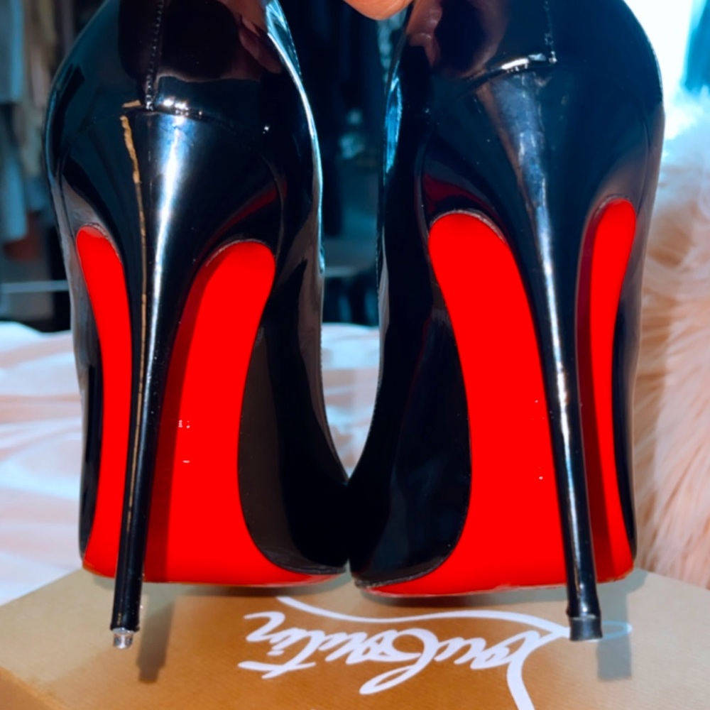 Size 40 fits a 9/ as well(I’m a true 9/ !!!! Very GOOD CONDITION.PIGALLE FOLLIES